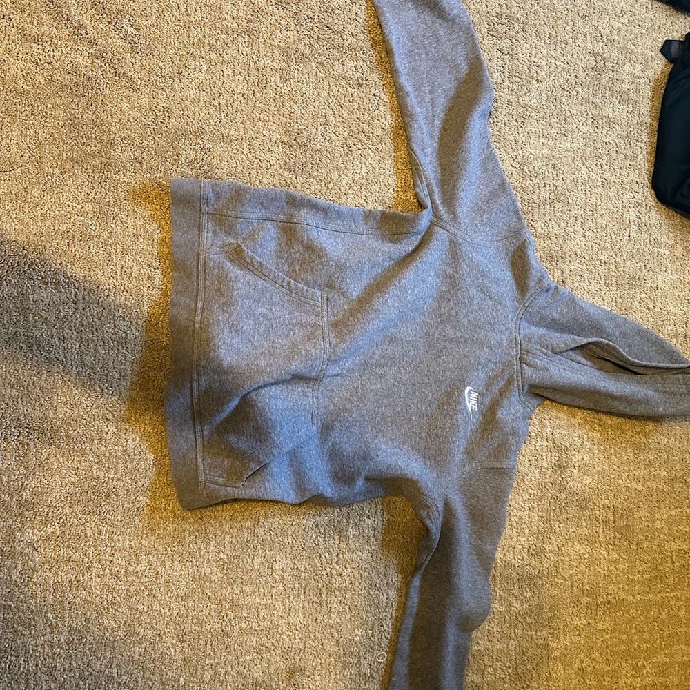 youth xl grey nike sweatshirt. worn a few times but in great condition. no flaws
